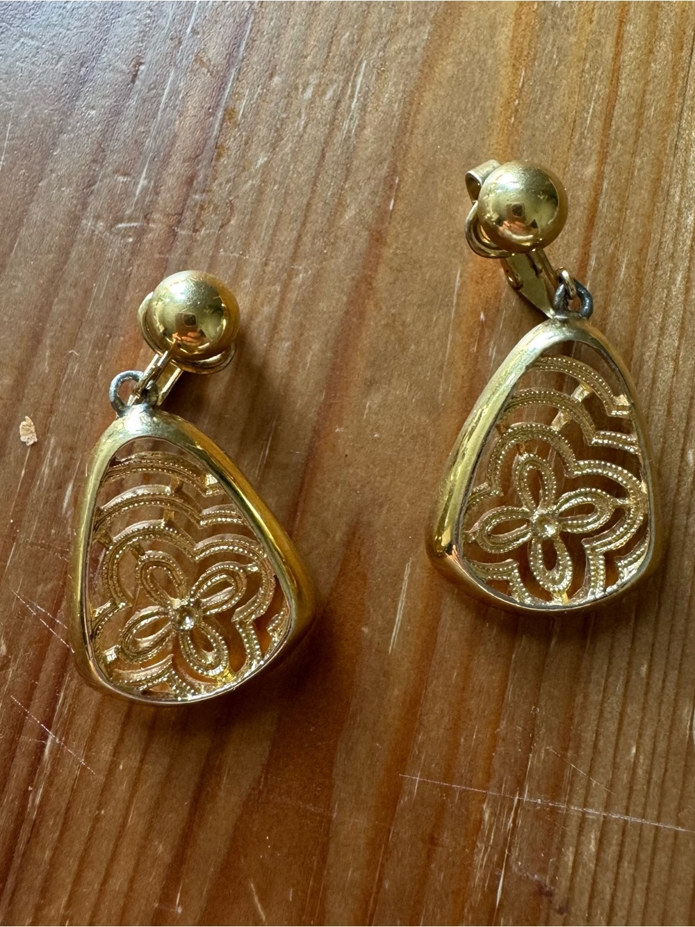 Vintage Trifari Signed Gold Tone Openwork Filigree Dangle Drop Clip On Earrings